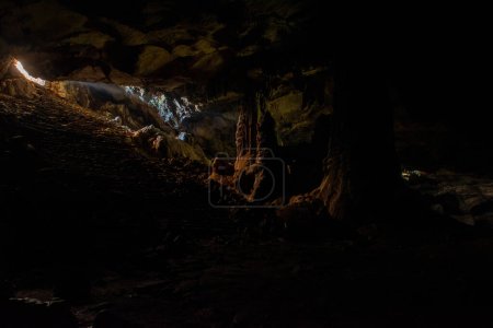 Foto de Rayos de sol dentro de la cueva. Desde la entrada de la cueva, los rayos de sol iluminan el interior. - Imagen libre de derechos
