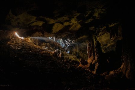 Foto de Rayos de sol dentro de la cueva. Desde la entrada de la cueva, los rayos de sol iluminan el interior. - Imagen libre de derechos