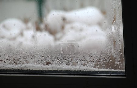 Téléchargez les photos : Fogging des fenêtres en plastique métallique en raison du refroidissement et de l'humidité élevée - en image libre de droit