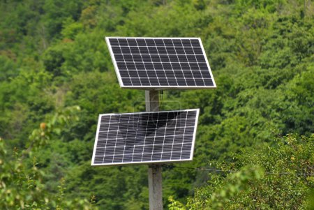 Foto de Paneles prefabricados para absorber la energía solar y convertirla en electricidad o calor. - Imagen libre de derechos