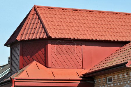 Téléchargez les photos : La maison, dont le toit est recouvert de tuiles métalliques - en image libre de droit