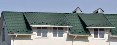 Téléchargez les photos : La maison, dont le toit est recouvert de tuiles métalliques - en image libre de droit