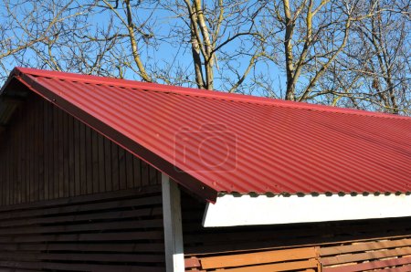 Téléchargez les photos : Une tôle profilée est utilisée pour couvrir le toit - en image libre de droit