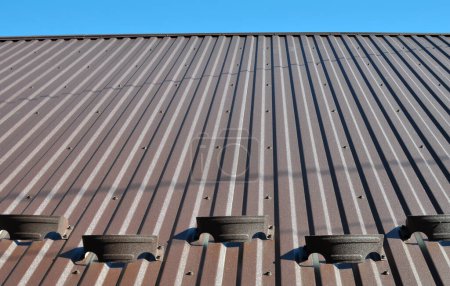 Téléchargez les photos : Une tôle profilée est utilisée pour couvrir le toit - en image libre de droit