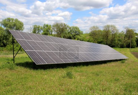 Foto de Paneles prefabricados para absorber la energía solar y convertirla en electricidad o calor. - Imagen libre de derechos
