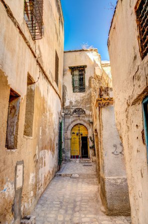 Téléchargez les photos : Tunis, Tunisie - Octobre 2022 : Belle vue sur le centre-ville historique, HDR Image - en image libre de droit