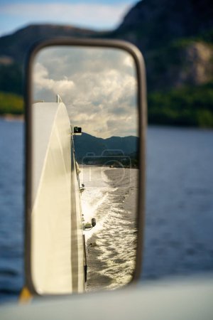 Téléchargez les photos : Vue imprenable sur Hardangerfjord dans le miroir de bateau en Norvège - en image libre de droit