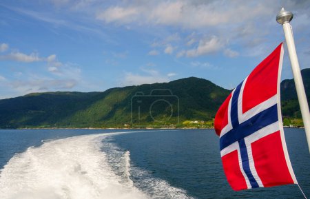 Foto de Increíble vista sobre Hardangerfjord en Noruega con bandera noruega - Imagen libre de derechos