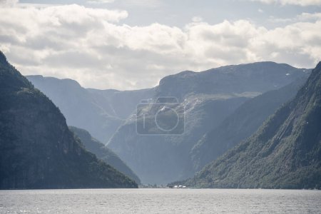 Téléchargez les photos : Belle vue sur Hardangerfjord en Norvège sur fond de nature - en image libre de droit