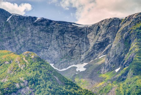 Téléchargez les photos : Vue imprenable sur Hardangerfjord avec cascade en Norvège - en image libre de droit