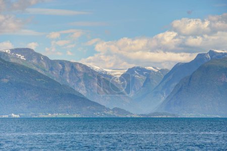 Téléchargez les photos : Vue imprenable sur Hardangerfjord en Norvège à l'heure d "été - en image libre de droit