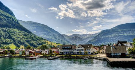 Téléchargez les photos : Vue imprenable sur Hardangerfjord avec des maisons en Norvège à l'heure d'été - en image libre de droit