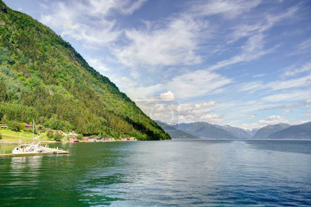 Foto de Increíble vista en Hardangerfjord con casa en Noruega a la hora de verano - Imagen libre de derechos