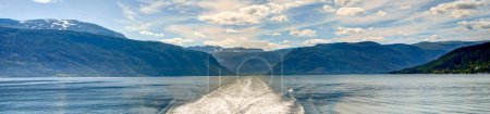 Foto de Increíble vista de Hardangerfjord en Noruega a la hora de verano - Imagen libre de derechos