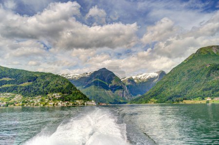 Foto de Increíble vista de Hardangerfjord en Noruega a la hora de verano - Imagen libre de derechos