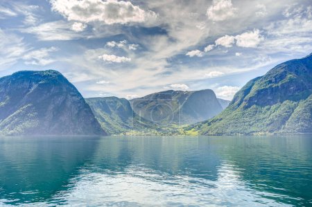 Téléchargez les photos : Vue imprenable sur Hardangerfjord en Norvège à l'heure d "été - en image libre de droit