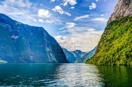 Tolle Aussicht auf den Hardangerfjord in Norwegen zur Sommerzeit