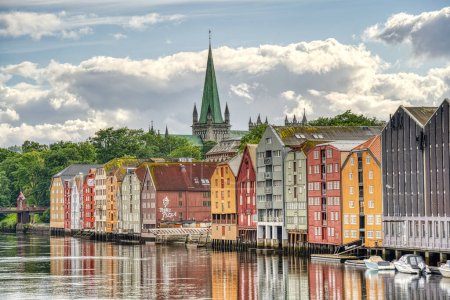 Téléchargez les photos : Trondheim, Norvège - Août 2022 : Centre historique par temps nuageux - en image libre de droit