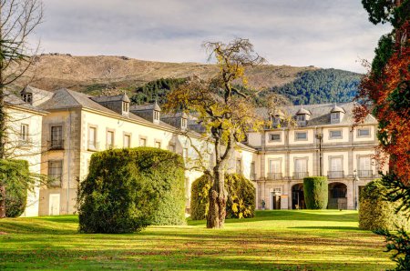 Foto de La Granja de San Ildefonso, España - Noviembre 2022: Palacio y jardines en otoño, HDR Imagen - Imagen libre de derechos