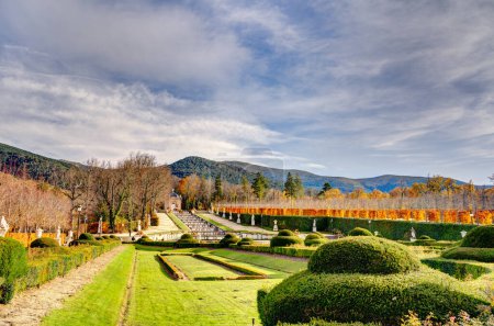 Foto de La Granja de San Ildefonso, España - Noviembre 2022: Palacio y jardines en otoño, HDR Imagen - Imagen libre de derechos