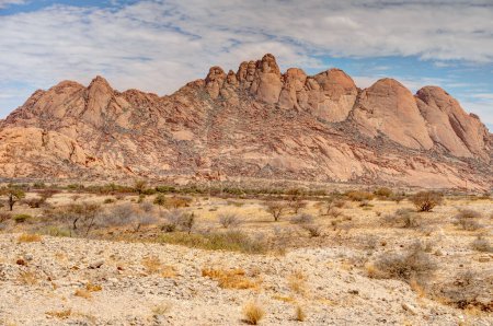 Foto de Beautiful view of Spitzkoppe bald granite peaks located between Usakos and Swakopmund in the Namib desert of Namibia - Imagen libre de derechos