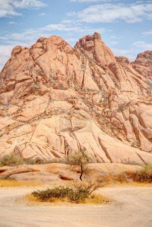 Foto de Beautiful view of Spitzkoppe bald granite peaks located between Usakos and Swakopmund in the Namib desert of Namibia - Imagen libre de derechos