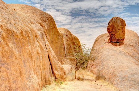 Téléchargez les photos : Belle vue sur les pics de granit chauve Spitzkoppe situés entre Usakos et Swakopmund dans le désert namibien de Namibie - en image libre de droit