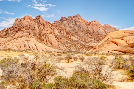 Téléchargez les photos : Beautiful view of Spitzkoppe bald granite peaks located between Usakos and Swakopmund in the Namib desert of Namibia - en image libre de droit