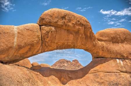 Téléchargez les photos : Beautiful view of Spitzkoppe bald granite peaks located between Usakos and Swakopmund in the Namib desert of Namibia - en image libre de droit