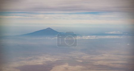 Téléchargez les photos : Mont Kilimandjaro vue depuis un avion, Kenya - en image libre de droit