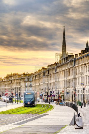 Téléchargez les photos : Bordeaux, France - Décembre 2022 : Centre-ville historique en hiver, HDR Image - en image libre de droit