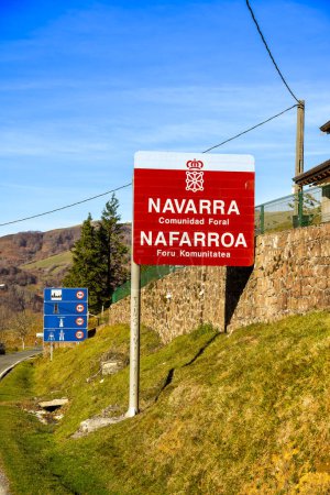 Téléchargez les photos : Panneaux routiers au col d'Izpegi entre les montagnes pyrénéennes - en image libre de droit