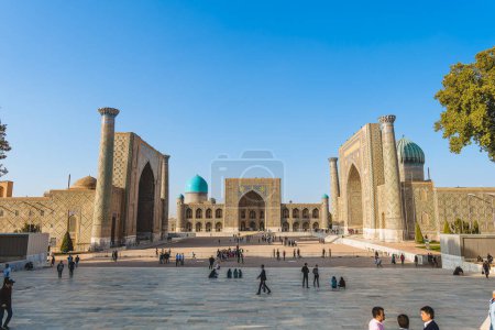 Foto de Samarcanda, Uzbekistán - Noviembre 2022: Vista de los hitos históricos en otoño - Imagen libre de derechos