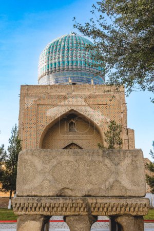 Téléchargez les photos : Samarkand, Ouzbékistan - Novembre 2022 : Vue sur les monuments historiques en automne - en image libre de droit