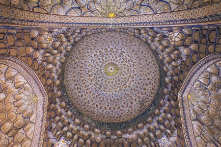 Téléchargez les photos : Samarkand, Ouzbékistan - Novembre 2022 : Nécropole de Shah I Zinda par temps ensoleillé - en image libre de droit
