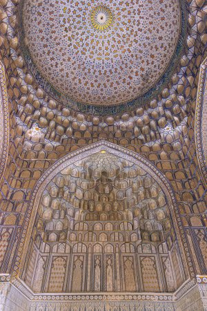Téléchargez les photos : Samarkand, Ouzbékistan - Novembre 2022 : Nécropole de Shah I Zinda par temps ensoleillé - en image libre de droit