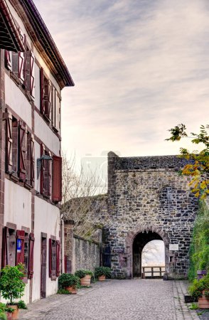 Téléchargez les photos : Saint-Jean-Pied-de-Port, France - 24 décembre 2022 : Paysage urbain du village basque historique St Jean Pied de Port, France - en image libre de droit