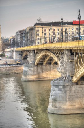 Téléchargez les photos : Budapest, Hongrie - Mars 2023 : Centre-ville historique par temps nuageux, HDR Image - en image libre de droit