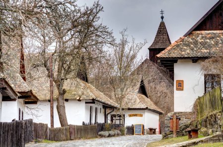 Foto de Holloko, Hungría - Marzo 2023: Pintoresco pueblo con clima nublado, HDR Imagen - Imagen libre de derechos