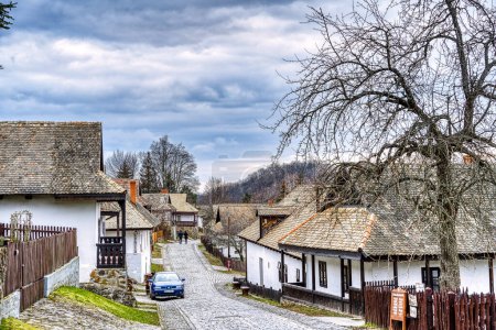 Foto de Holloko, Hungría - Marzo 2023: Pintoresco pueblo con clima nublado, HDR Imagen - Imagen libre de derechos