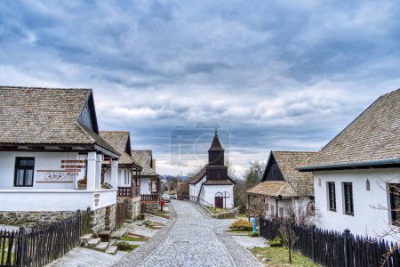 Téléchargez les photos : Holloko, Hongrie - Mars 2023 : Village pittoresque par temps nuageux, HDR Image - en image libre de droit