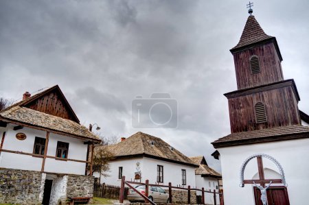 Téléchargez les photos : Holloko, Hongrie - Mars 2023 : Village pittoresque par temps nuageux, HDR Image - en image libre de droit