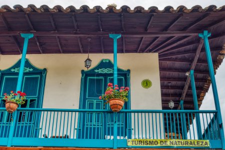 Foto de Jardín, Colombia - Mayo 2019: Casas coloniales de colores vintage en la calle de Jardín, Colombia - Imagen libre de derechos