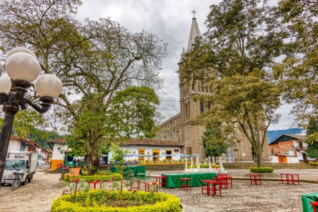 Téléchargez les photos : Jardin, Colombie - Avril 2019 : Centre-ville historique par temps nuageux, Image HDR - en image libre de droit