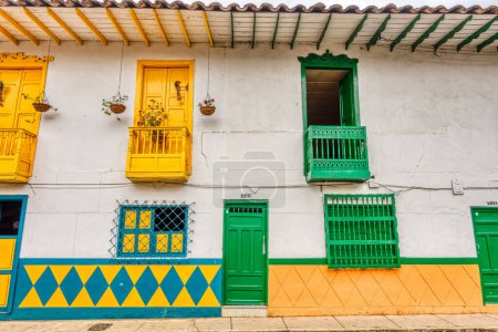 Foto de Jardín, Colombia - Mayo 2019: Casas coloniales de colores vintage en la calle de Jardín, Colombia - Imagen libre de derechos