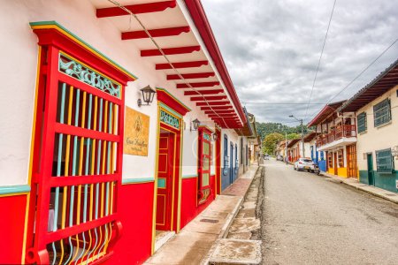 Foto de Jardín, Colombia - Mayo 2019: casas coloniales rojas en la calle de Jardín, Colombia - Imagen libre de derechos
