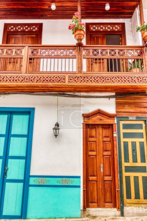 Téléchargez les photos : Jardin, Colombie - Mai 2019 : Maisons coloniales colorées vintage dans la rue de Jardin, Colombie - en image libre de droit