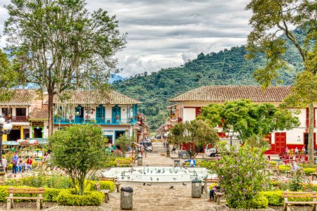 Téléchargez les photos : Jardin, Colombie - Avril 2019 : Centre-ville historique par temps nuageux, Image HDR - en image libre de droit