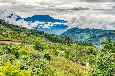 Foto de Pintoresca vista del pueblo de montaña Jardín en la región productora de café de Antioquia, Colombia - Imagen libre de derechos