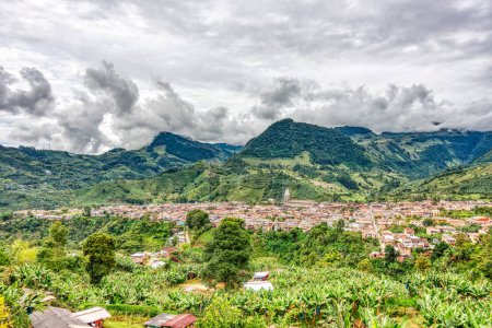 Téléchargez les photos : Vue pittoresque de la ville des montagnes Jardin dans la région productrice de café d'Antioquia, Colombie - en image libre de droit